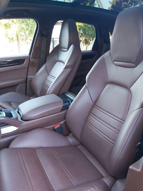 Tiefschwarz metallic Gebraucht 2019 Porsche Cayenne Turbo SUV | 84.800 € (Etwas zu teuer) - Bild 1/4