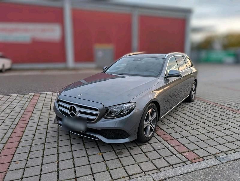 Grau Gebraucht 2018 Mercedes E220 Kombi | 20.000 € (Superpreis) - Bild 1/4