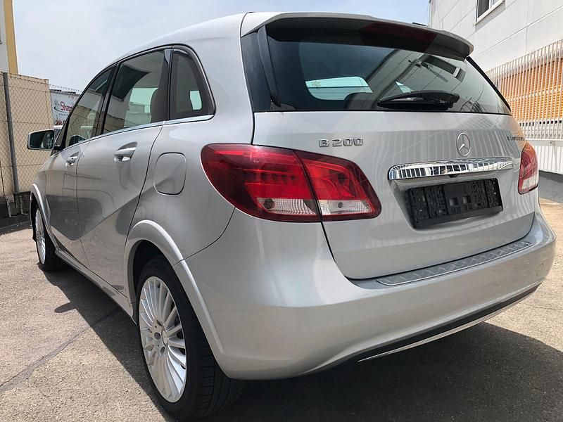 Gebraucht Mercedes B200 156 PS (114 kW) 2015 Silber Van / Kleinbus