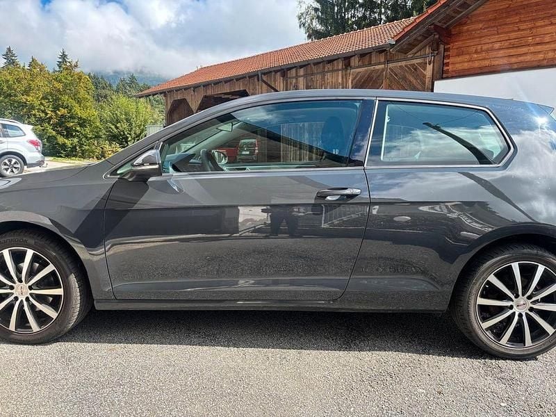 Grau Gebraucht 2018 VW Golf VII Comfortline Limousine | 11.800 € (Fairer Preis) - Bild 1/4