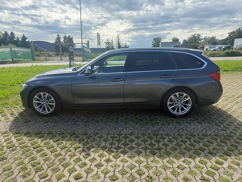 Grau Gebraucht 2013 BMW 320 Luxury Line Kombi | 13.500 € (Fairer Preis) - Bild 1/4