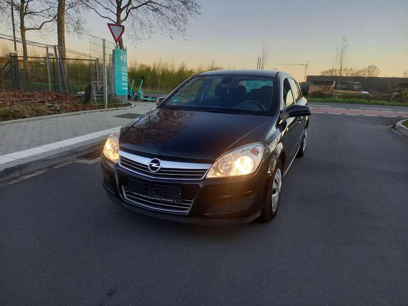 Second-hand Opel Astra Selection 116 CP (85 kW) 2009 Negru Berlinǎ