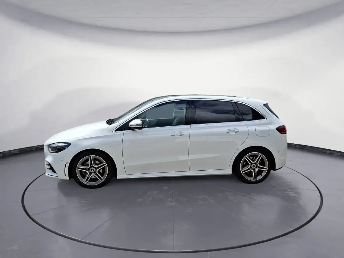 Gebraucht Mercedes B200 AMG line 163 PS (119 kW) 2023 Kleinwagen