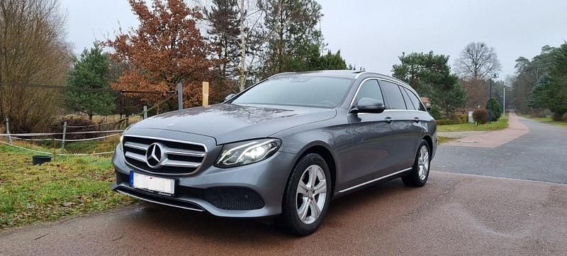 Grau Gebraucht 2017 Mercedes E200 Kombi | 19.990 € (Fairer Preis) - Bild 1/4