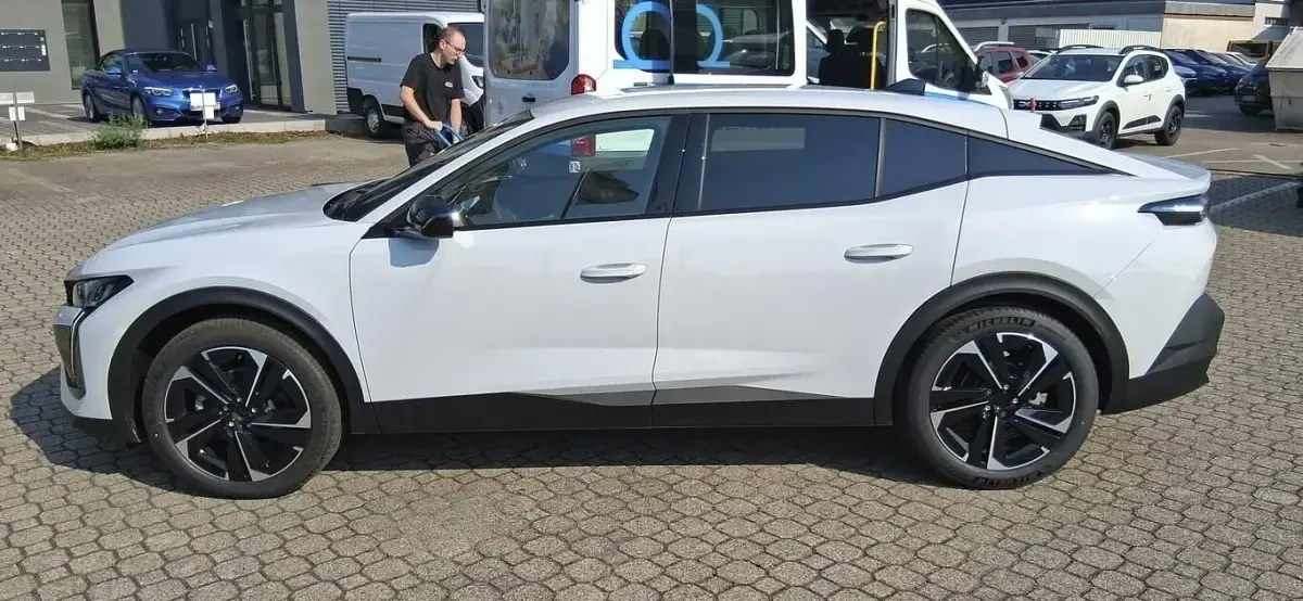 Neu Peugeot 408 Allure 136 PS (100 kW) 2026 Okenit weiß SUV