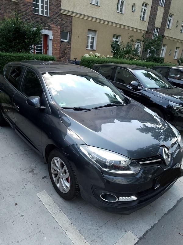 Grau Gebraucht 2014 Renault Mégane III Limousine | 5.990 € - Bild 1/4