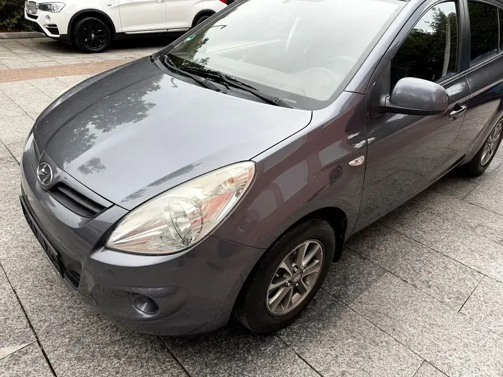 Gebraucht Hyundai i20 77 PS (56 kW) 2012 Grau Kleinwagen