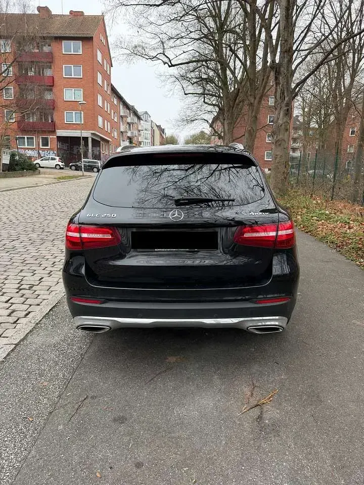 Używany Mercedes GLC250 211 KM (155 kW) 2018 Czarny SUV
