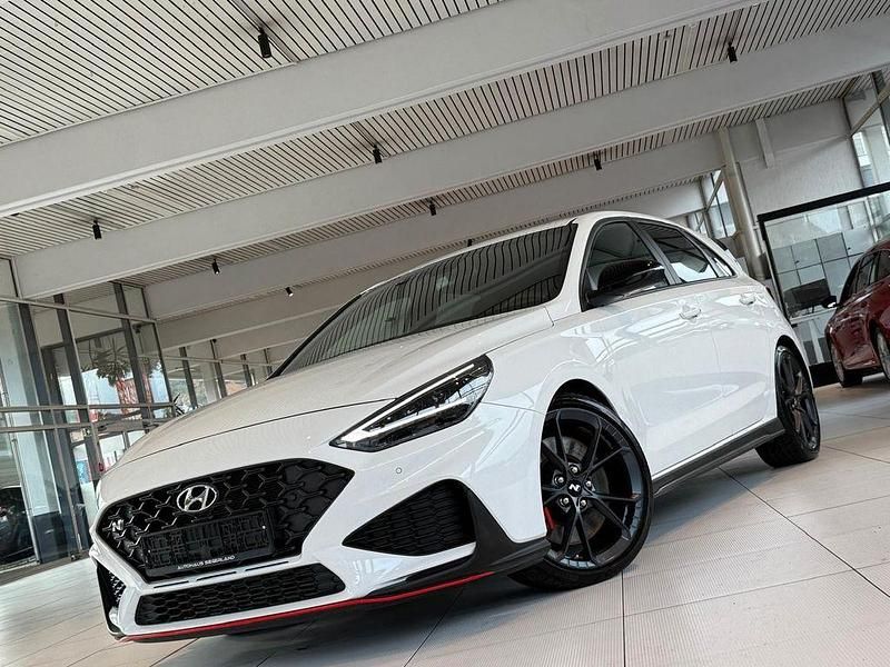 Weiß Gebraucht 2023 Hyundai i30 N Performance Limousine | 31.991 € (Etwas zu teuer) - Bild 1/4