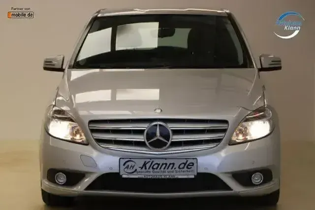Gebraucht Mercedes B180 122 PS (89 kW) 2012 Silber Kleinwagen