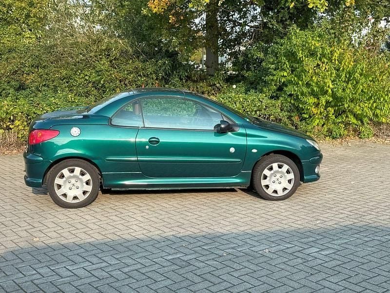 Grün Gebraucht 2004 Peugeot 206 CC Roland Garros Cabrio | 1.300 € (Guter Preis) - Bild 1/4