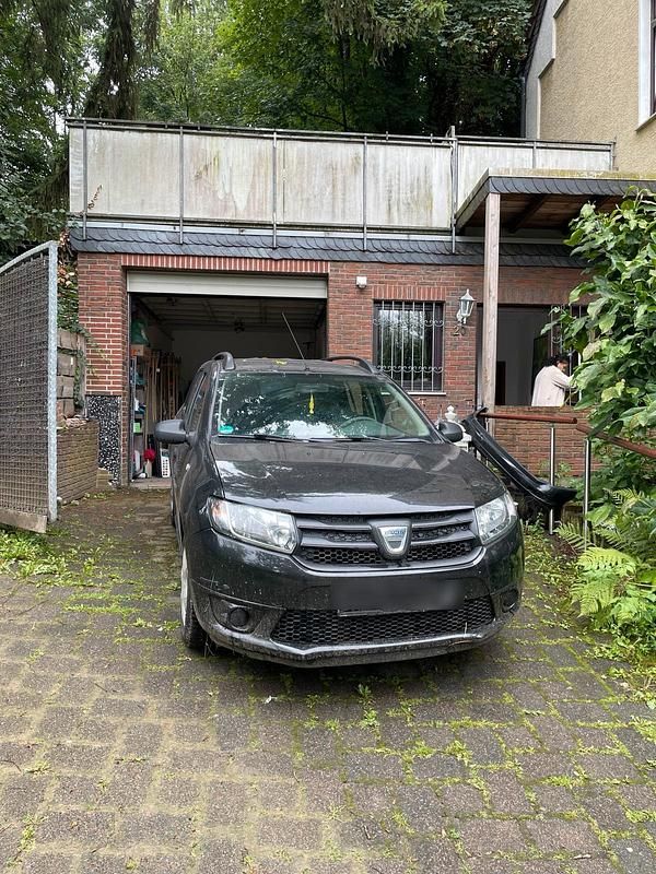 Schwarz Gebraucht 2015 Dacia Logan Limousine | 3.200 € - Bild 1/4