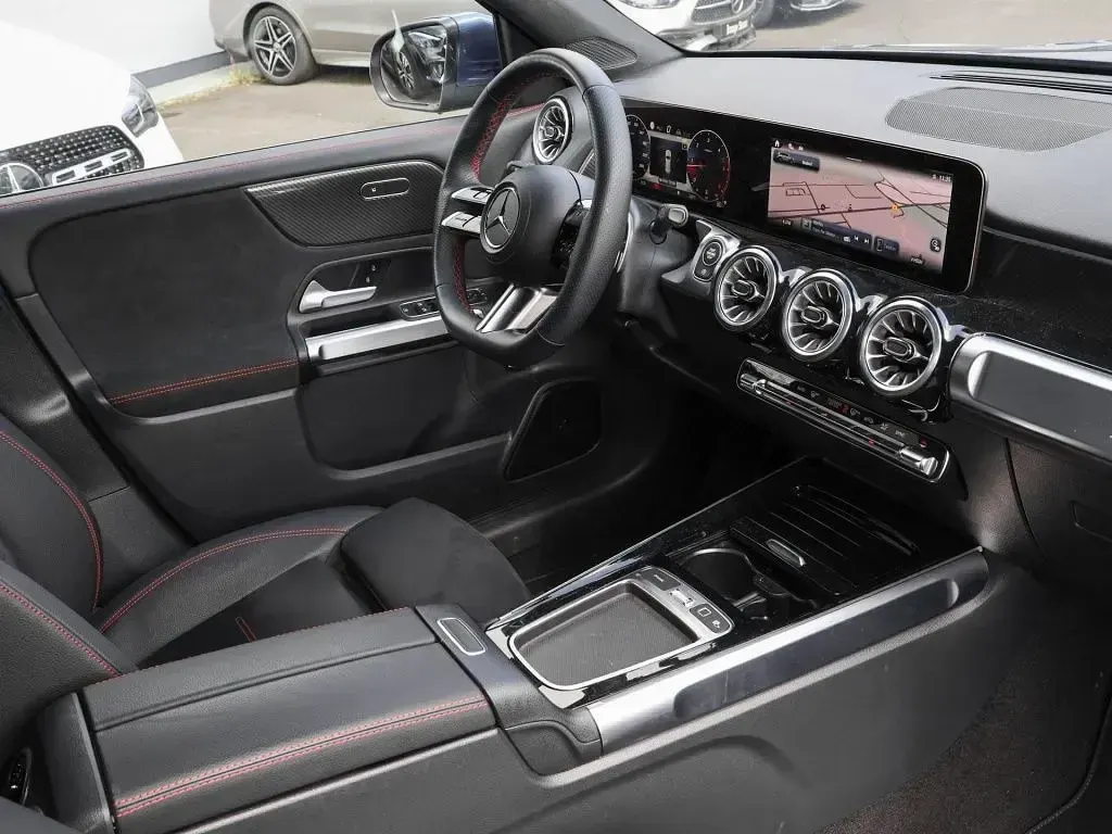 Gebraucht Mercedes GLB220 AMG 190 PS (139 kW) 2025 Metalliclack spektralblau SUV