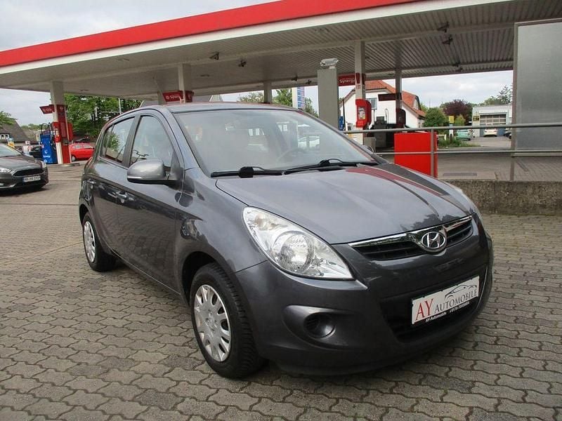 Grau Gebraucht 2012 Hyundai i20 Edition Limousine | 5.999 € (Teuer) - Bild 1/4