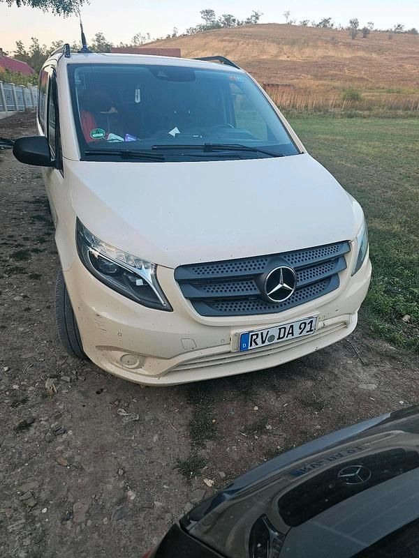 Gelb Gebraucht 2018 Mercedes Vito Van / Kleinbus | 16.000 € - Bild 1/4