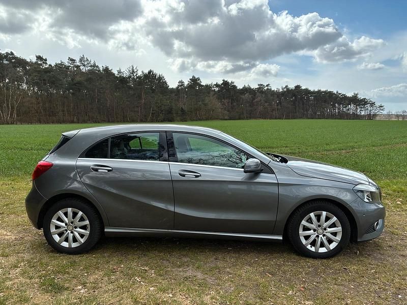Gebraucht Mercedes A180 122 PS (89 kW) 2012 Grau Kleinwagen