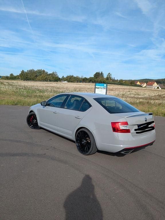 Grau Gebraucht 2016 Skoda Octavia RS Limousine | 16.499 € (Fairer Preis) - Bild 1/4