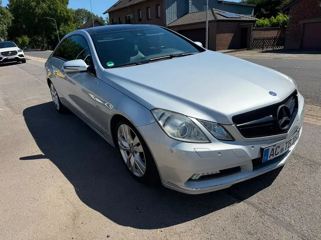 Gebraucht Mercedes E350 231 PS (169 kW) 2009 Silber Coupé
