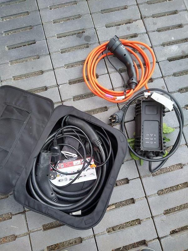 Rot Gebraucht 2022 Peugeot e-208 GT Kleinwagen | 18.850 € (Fairer Preis) - Bild 1/4