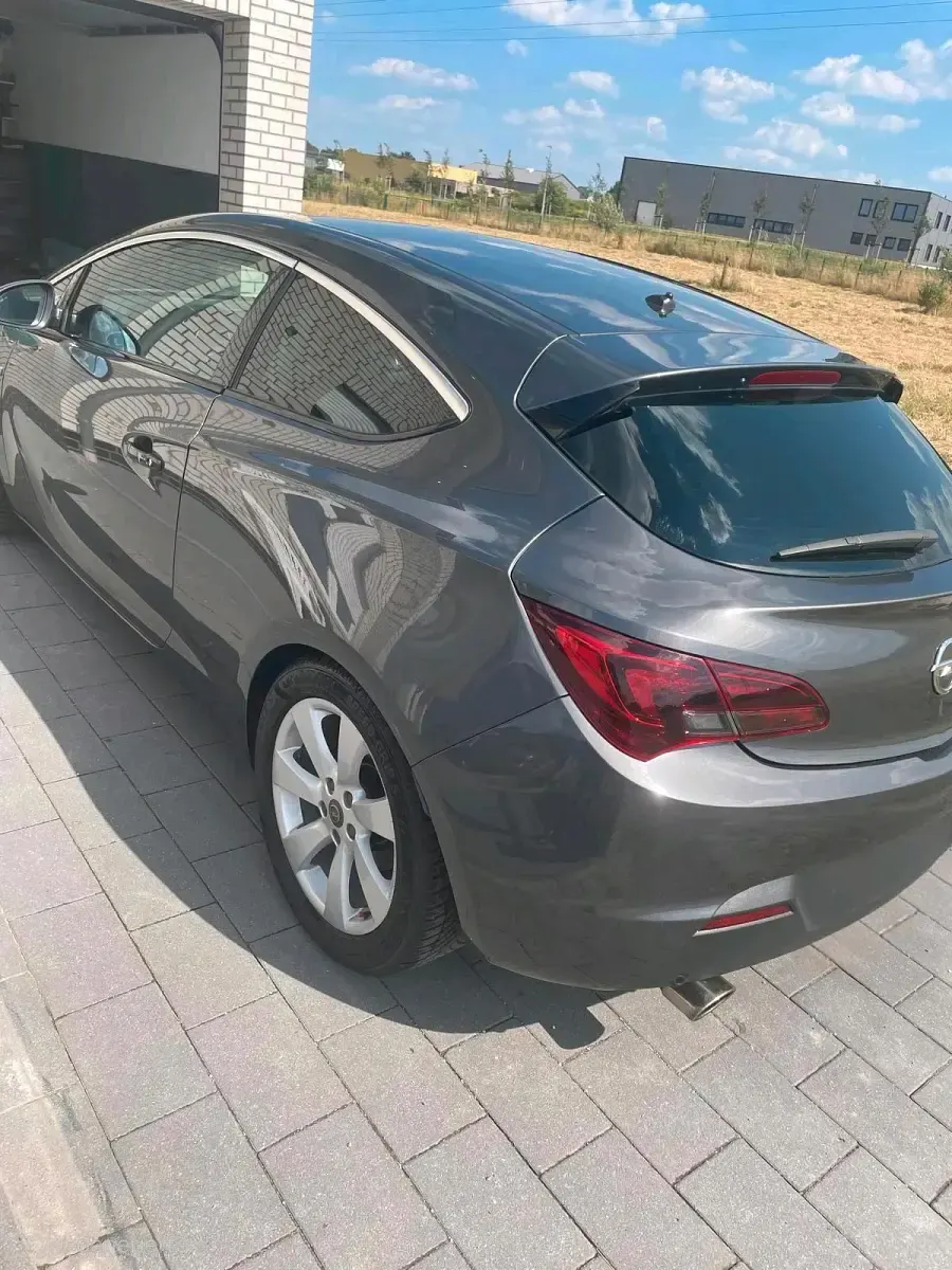 Gebraucht Opel Astra GTC 179 PS (131 kW) 2011 Grau Coupé