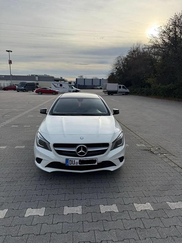 Weiß Gebraucht 2014 Mercedes CLA220 Limousine | 12.600 € - Bild 1/4