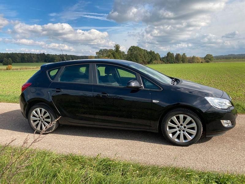 Gebraucht Opel Astra Selection 116 PS (85 kW) 2011 Schwarz Limousine