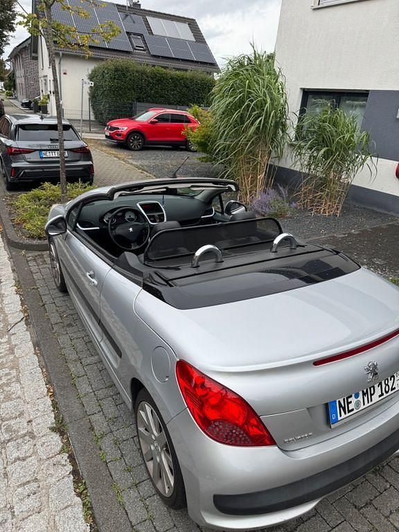 Silber Gebraucht 2006 Peugeot 207 CC Platinum Cabrio | 3.250 € (Fairer Preis) - Bild 1/4