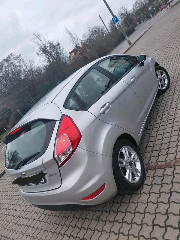 Gebraucht Ford Fiesta Celebration 65 PS (47 kW) 2016 Grau Kleinwagen
