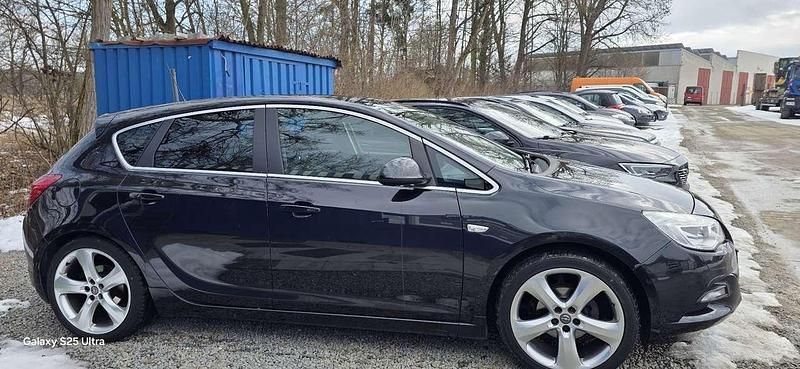 Gebraucht Opel Astra Design Edition 140 PS (102 kW) 2011 Karbonschw graphitschw midnigh Limousine