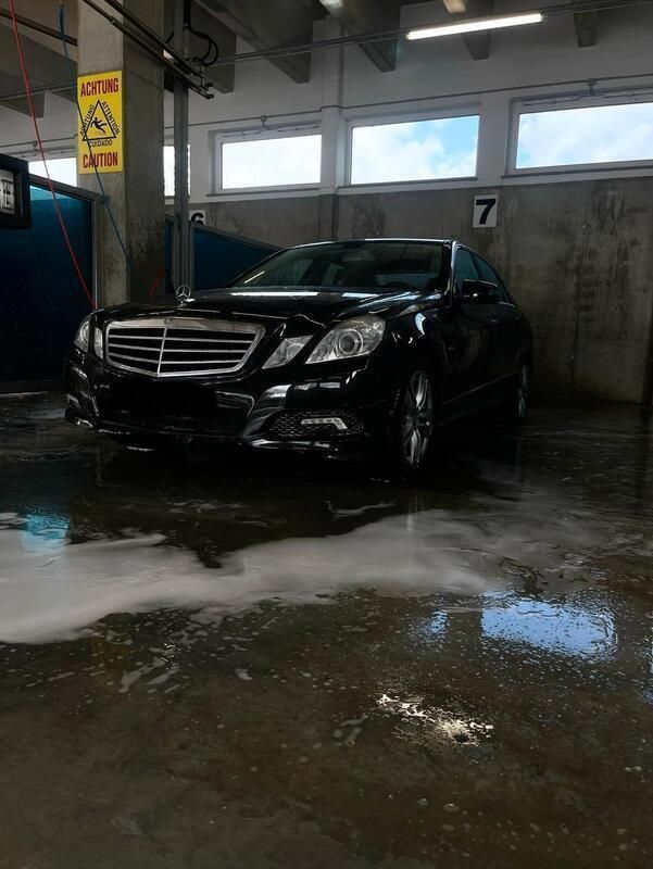 Schwarz Gebraucht 2010 Mercedes E200 Limousine | 12.999 € (Etwas zu teuer) - Bild 1/4