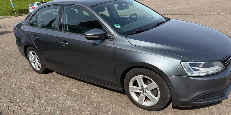 Second-hand VW Jetta 140 CP (102 kW) 2011 Argintiu Berlinǎ
