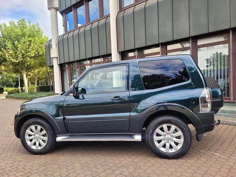 Grün Gebraucht 2011 Mitsubishi Pajero Intense SUV | 18.900 € (Etwas zu teuer) - Bild 1/4