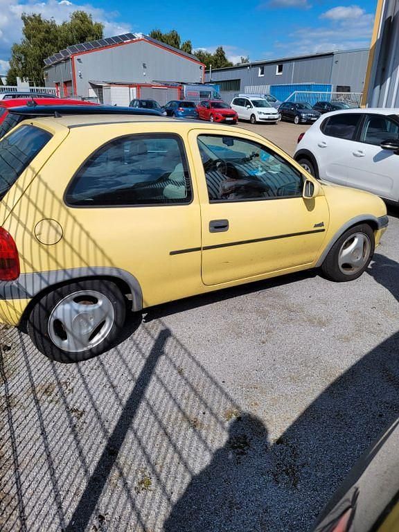 Gelb Gebraucht 1996 Opel Corsa Limousine | 1.300 € (Fairer Preis) - Bild 1/4