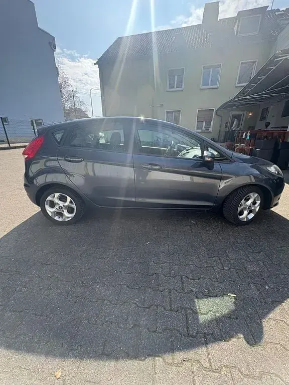 Gebraucht Ford Fiesta Trend 60 PS (44 kW) 2010 Grau Limousine