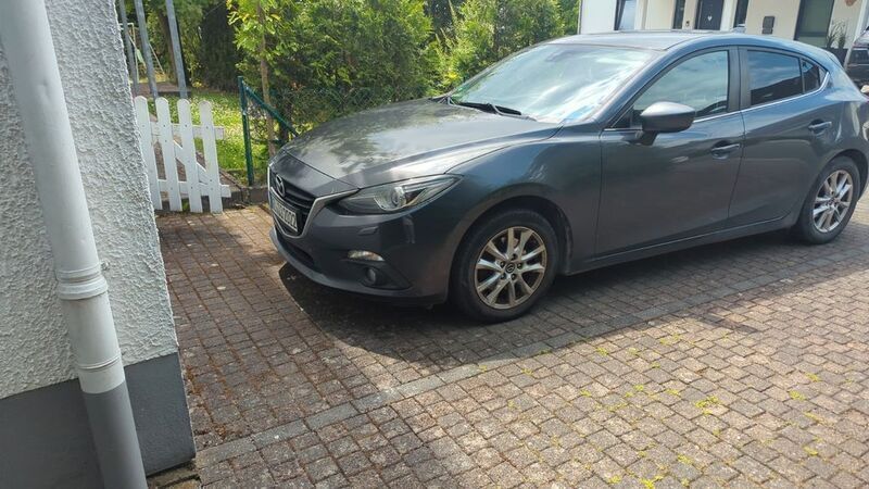 Grau Gebraucht 2015 Mazda 3 Center-Line Limousine | 9.000 € (Guter Preis) - Bild 1/3