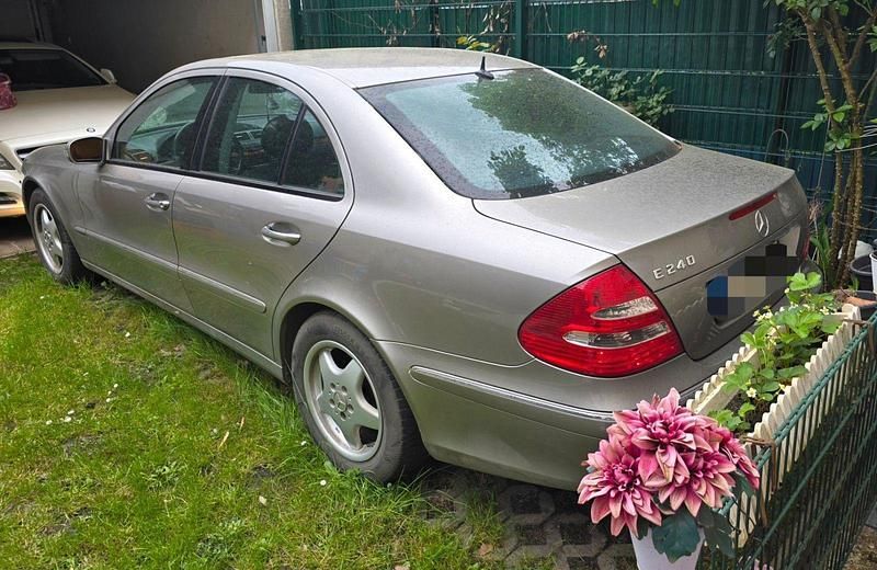 Silber Gebraucht 2004 Mercedes E240 Elegance Limousine | 6.490 € (Fairer Preis) - Bild 1/4