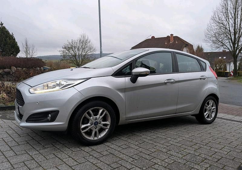 Silber Gebraucht 2017 Ford Fiesta Celebration Kleinwagen | 9.800 € (Guter Preis) - Bild 1/4