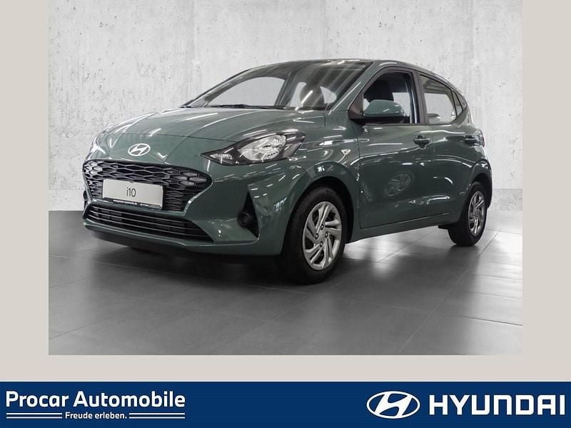 Grün Neu 2025 Hyundai i10 Select Kleinwagen | 15.790 € (Guter Preis) - Bild 1/4