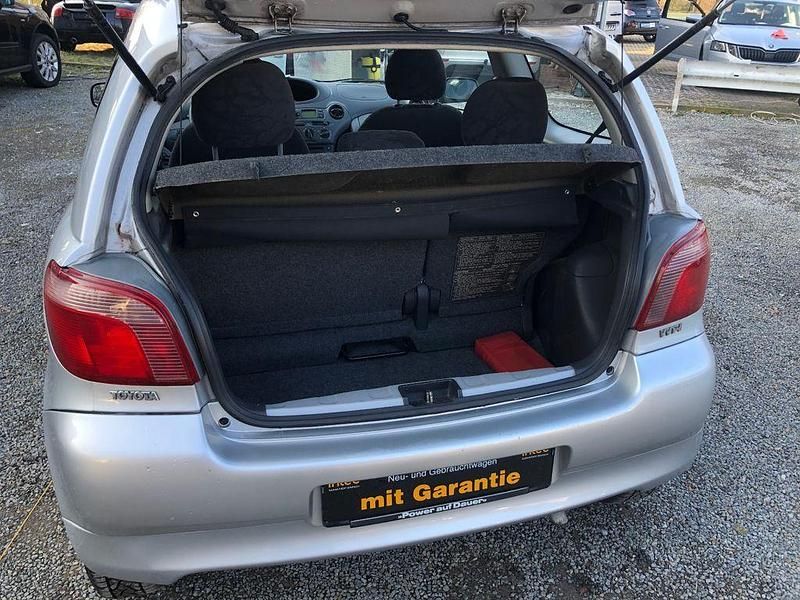 Gebraucht Toyota Yaris Sol 86 PS (63 kW) 2002 Silber Limousine