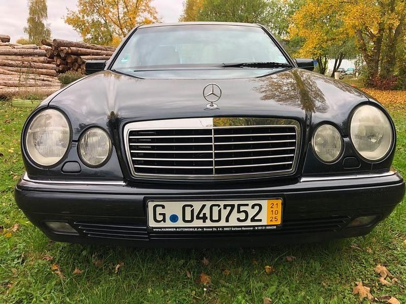 Schwarz Gebraucht 1996 Mercedes 200 Limousine | 3.300 € (Fairer Preis) - Bild 1/4