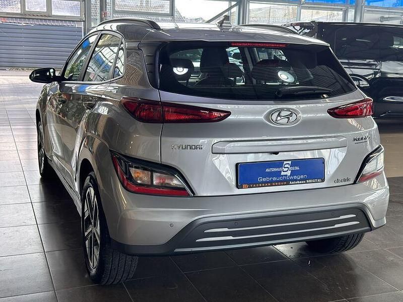 Gebraucht Hyundai Kona Select 100 kW (136 PS) 2023 Silber shimmering silver / met (metallic) SUV