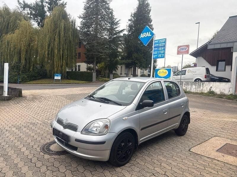 Silber Gebraucht 2003 Toyota Yaris Kleinwagen | 2.190 € - Bild 1/4