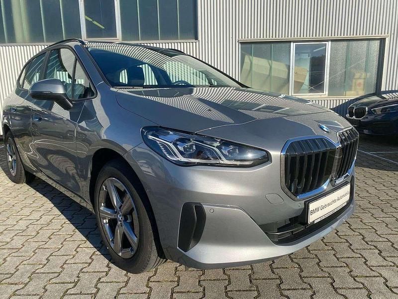 Grau Gebraucht 2024 BMW 218 Active Tourer Sport Line Van / Kleinbus | 30.980 € (Fairer Preis) - Bild 1/4