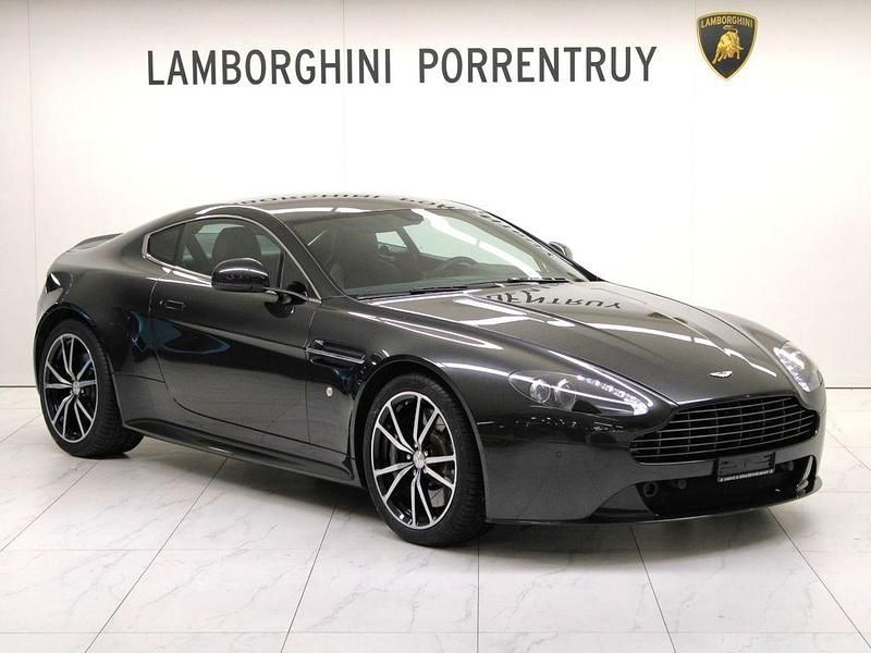 Grau Gebraucht 2014 Aston Martin V8 Vantage Coupé | 67.563 € (Superpreis) - Bild 1/4