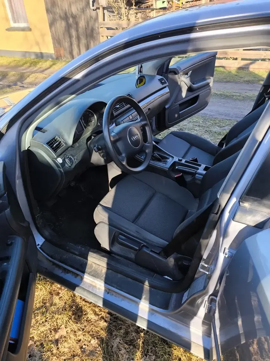 Używany Audi A4 102 KM (75 kW) 2003 Srebrny Sedan/Limuzyna
