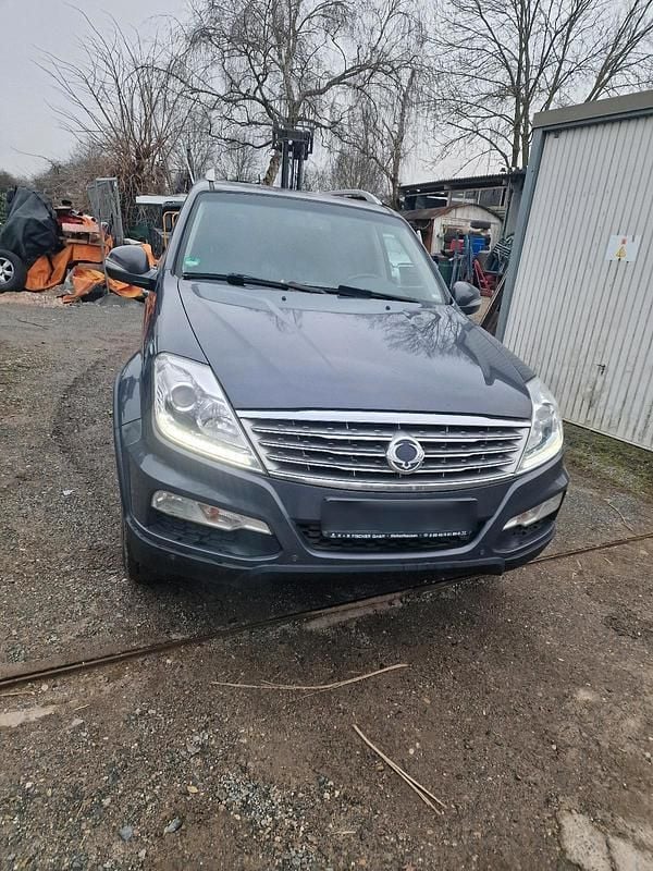 Grau Gebraucht 2016 Ssangyong Rexton SUV | 6.499 € - Bild 1/4