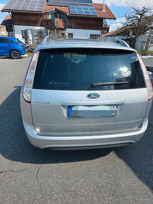 Gebraucht Ford Focus 105 PS (77 kW) 2010 Silber Kombi
