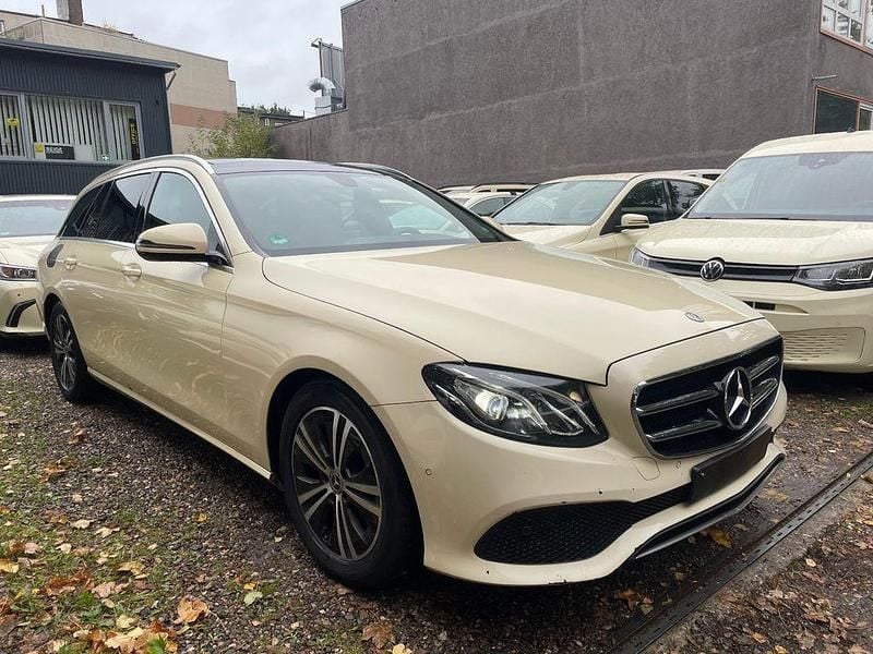 Beige Gebraucht 2020 Mercedes E200 Avantgarde Limousine | 13.950 € (Fairer Preis) - Bild 1/4