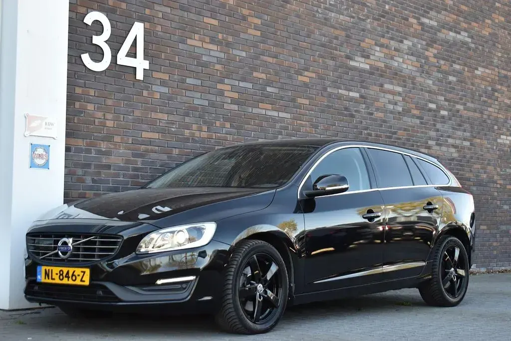 Usata Volvo V60 190 CV (139 kW) 2017 Nero Station wagon