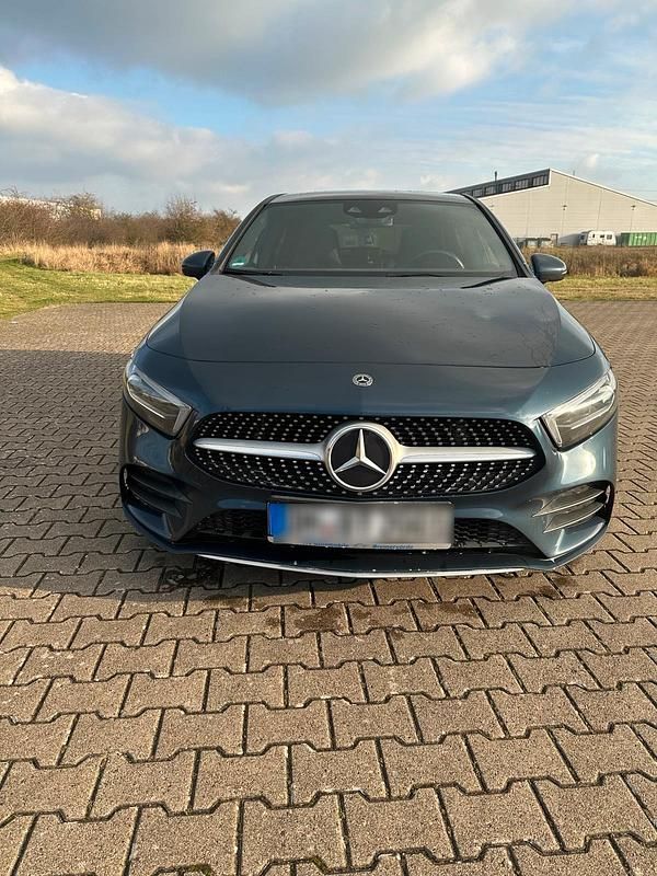 Blau Gebraucht 2020 Mercedes A250 Kleinwagen | 26.000 € (Fairer Preis) - Bild 1/4